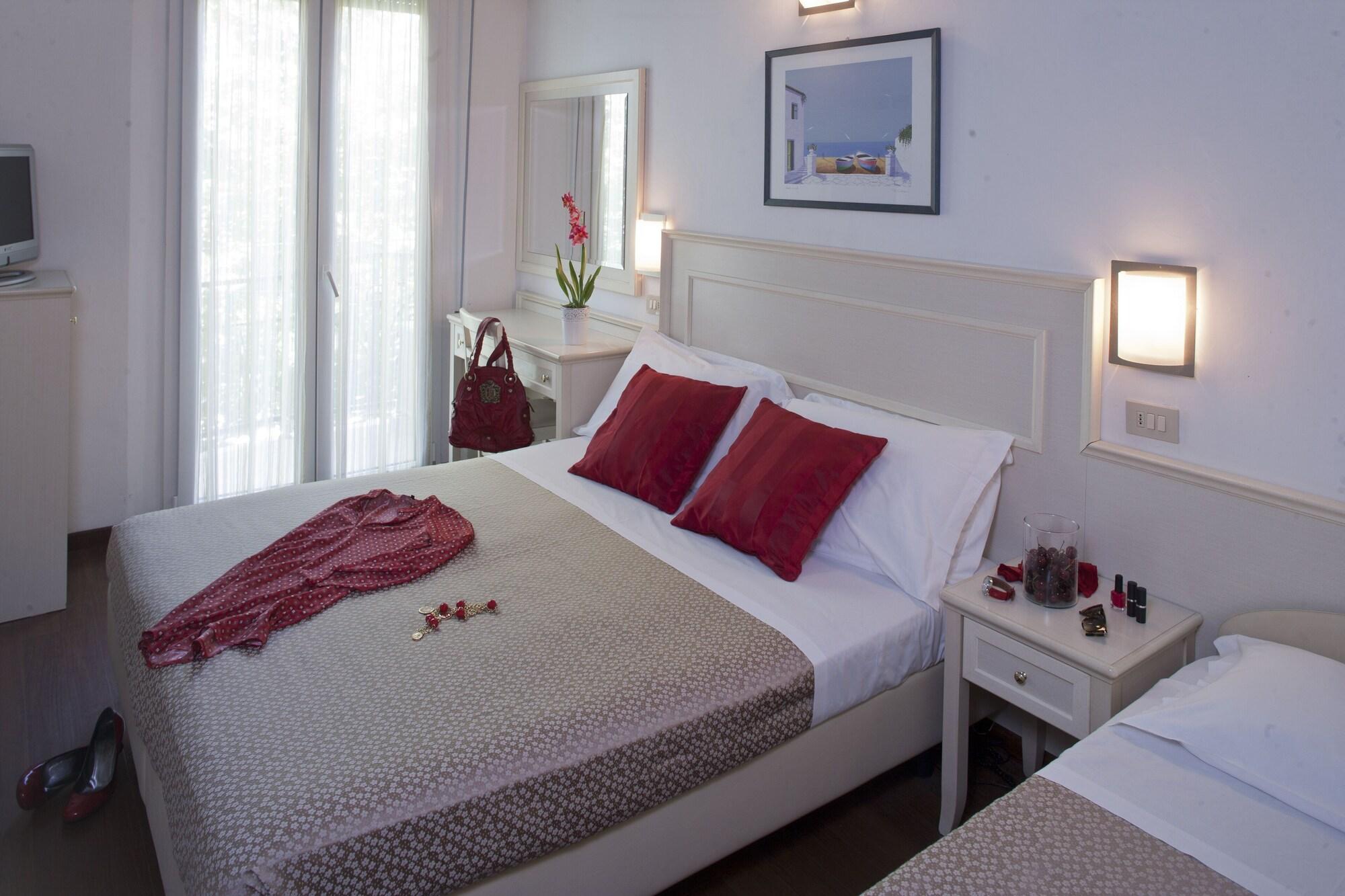Hotel Fra I Pini Римини Экстерьер фото