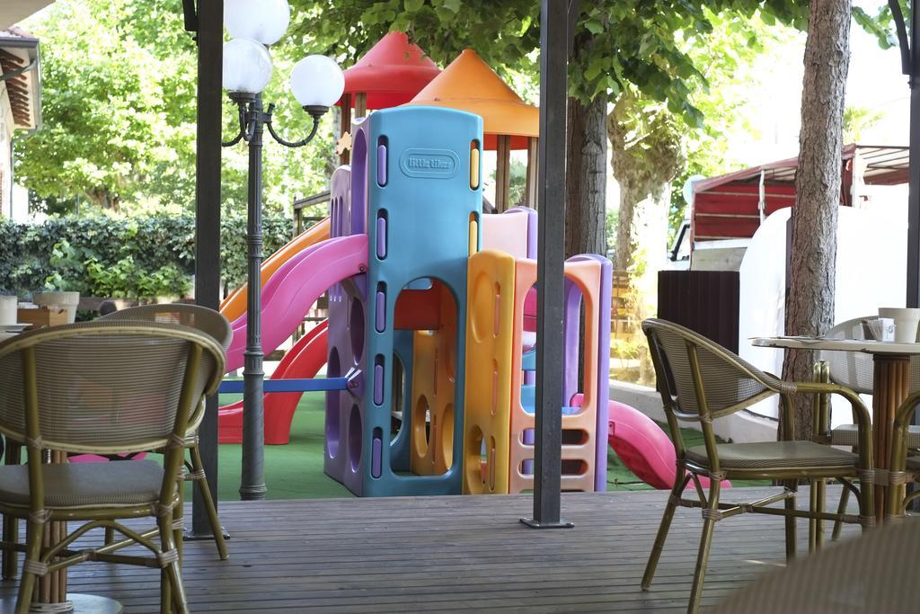 Hotel Fra I Pini Римини Экстерьер фото