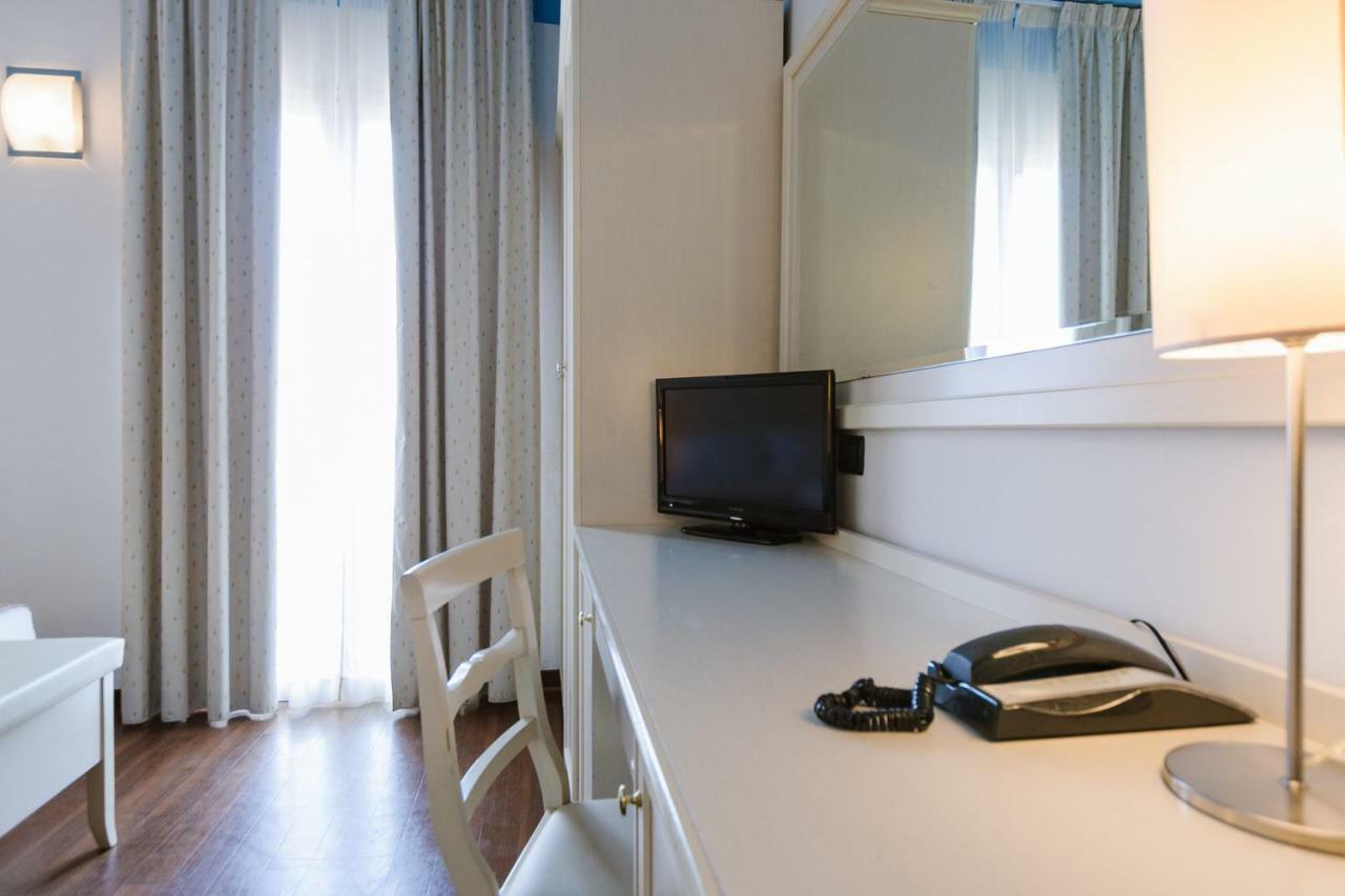 Hotel Fra I Pini Римини Экстерьер фото